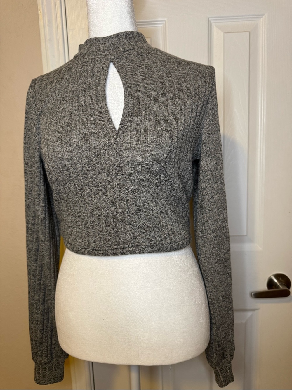 Buckle NWT Knot Back Pullover Top Keyhole Front Open Tie Back Size Large